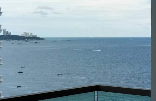 North Pattaya Apartment | Seaview room in Wongamat beach ,Pattaya. 1-2 minutes walk to the beach.