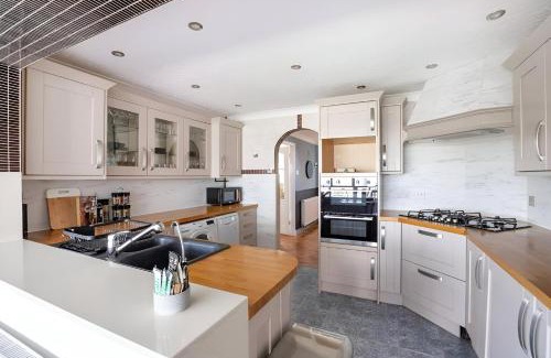 Birchington Apartment | Seaview Symphony Opulent 4BR Haven for Big Groups