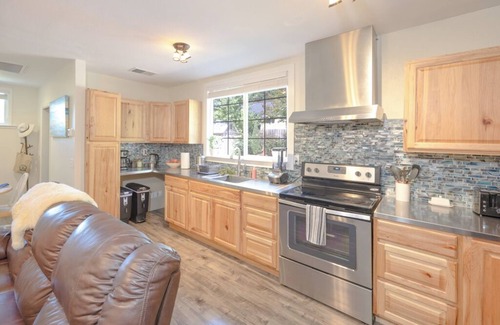 Sebastopol Cottage | Sebastopol Country Getaway - 15 Minutes Walk to Downtown