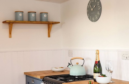 Boscundle Cottage | SEBRIGHT, pet friendly, with hot tub in St. Austell