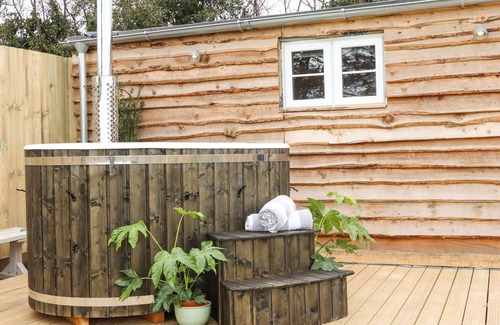 Boscundle Cottage | SEBRIGHT, pet friendly, with hot tub in St. Austell