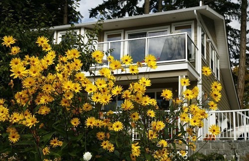 West Sechelt Cottage | Sechelt Oceanfront Suites