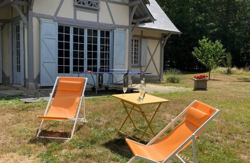 Clairefontaine-en-Yvelines Cottage | Secluded 127m² Cottage in Rambouillet Forest with Pond, Fireplace, and Terrace