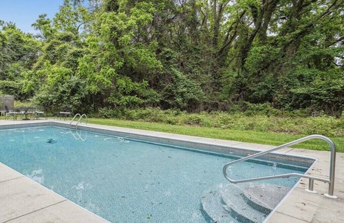 Unionville House | Secluded 1870s farmhouse full of historic charm + breathtaking waterfront views!