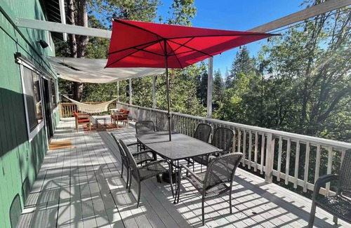 Altaville Cabin | Secluded 3-bedroom cabin, Hot Tub, pet friendly, EV charger in delightful Arnold