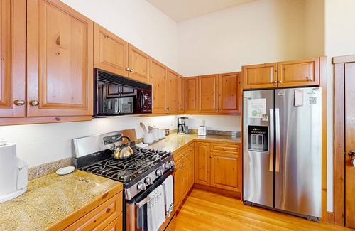 Edwards House | Secluded 3-level retreat with hot tub, W/D, & free shuttle to Arrowhead lift