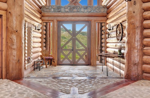 Bradley House | Secluded 4 Bedroom Log House on Lake Nacimiento w/Private Lake Access and Dock
