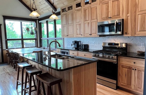 Wentworth House | Secluded 4BR house on 200 acres, stunning mountain and valley views, WiFi & AC