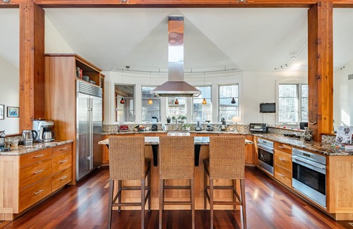 Valley Forge House | Secluded Amish post and beam custom-built home w/hot tub at Valley Forge Park