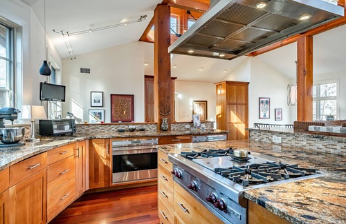 Valley Forge House | Secluded Amish post and beam custom-built home w/hot tub at Valley Forge Park