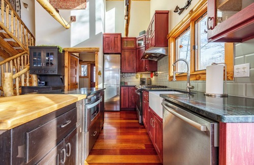 Michigan Hill Cabin | Secluded Aspen Treehouse with Incredible Views