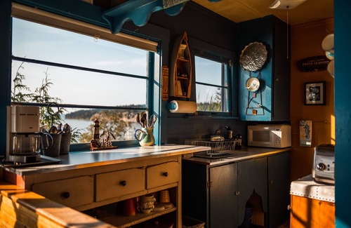 Adelma Beach Cabin | Secluded Beach Cabin on Historic Discovery Bay