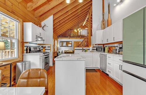 Warren Cabin | Secluded cabin close to Warren Falls w/porch