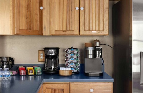 Strasburg Apartment | Secluded Cabin Escape Hot Tub & Games 13 Acres