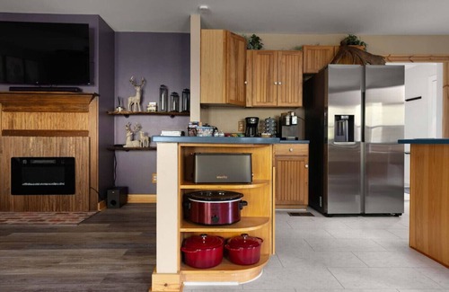 Strasburg Apartment | Secluded Cabin Escape Hot Tub & Games 13 Acres