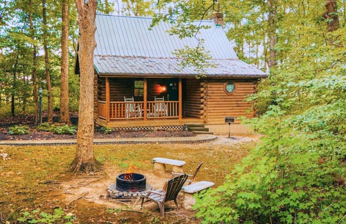 Millersburg Cabin | Secluded Cabin Getaway with Hot Tub, Kitchen, and Fireplace
