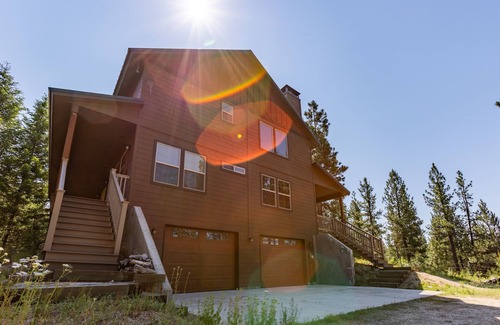Cascade Cabin | Secluded cabin on 6 acres- wood fireplace- sleeps 11