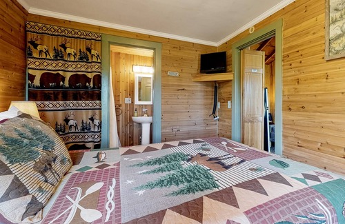 Thornton Cabin | Secluded cabin with WiFi, kitchenette, pool, tennis & firepit
