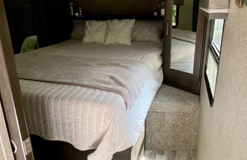 Houston House | Secluded Camper in the woods with swimming fishing pond