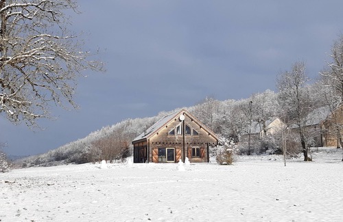 Onoz House | Secluded chalet in the sun with breathtaking views of a wooded valley