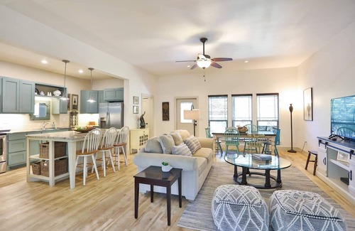 Kerrville House | Secluded cottage close to town with firepit
