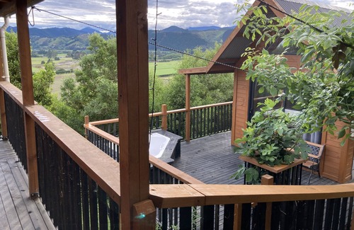 Brightwater Cottage | Secluded Cottage with views. Pet-Friendly with kennel
