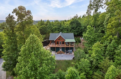 Vonore Cabin | Secluded Cozy Cabin on 6 Acres w/Amazing Views!