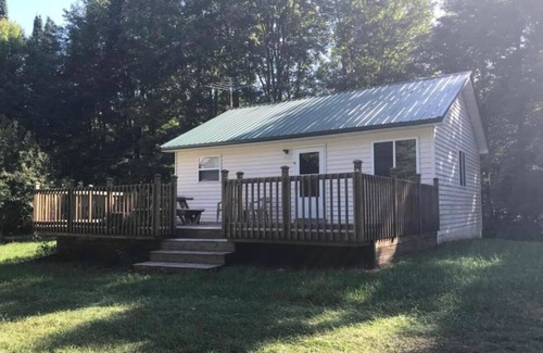 Trout Lake Cabin | Secluded Deerfoot cabin getaway with WIFI near Trout Lake