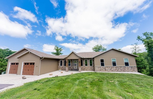 Lake Ozark House | Secluded Family Resort Sleeps 25 people! Handicap accessible! Private Beach!nn