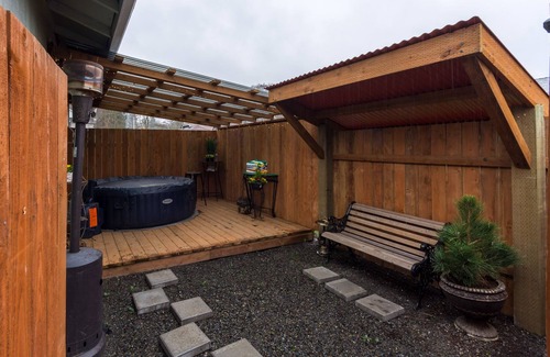 Vancouver House | Secluded Gem 3bd/2Bth w/Hot Tub, AC, & Self Check In
