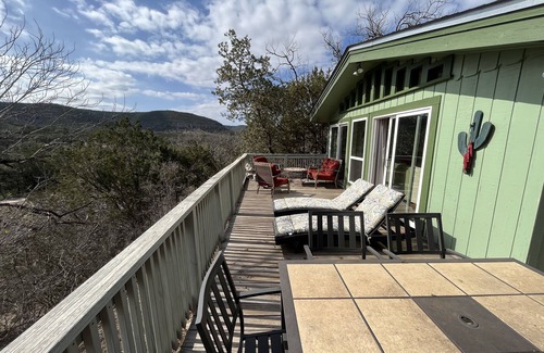 Vanderpool House | Secluded hilltop cabin, Lost Maples Park, private river access, hot tub & peace!