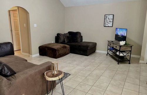 Broadmoor House | Secluded home in Quiet Neighborhood 3BR 2BA