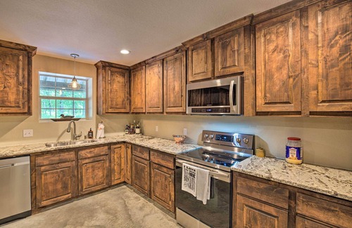 Yantis House | Secluded Home w/Gas Grill, 3 Mi to Boating!