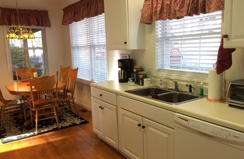 Sapphire Villa | Secluded House, 2 Minute Walk to Gorgeous Lake, Bald Rock & Walking Trails