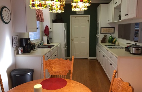 Sapphire Villa | Secluded House, 2 Minute Walk to Gorgeous Lake, Bald Rock & Walking Trails