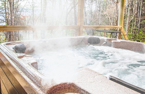 Bryson City House | Secluded in woods-1 mile from Smoky Mtn Nat'l Park & Great Smoky Mtn Railway