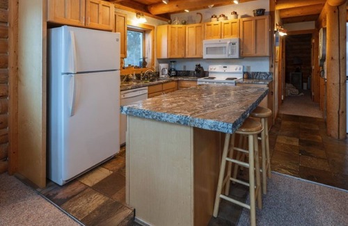 Ashton Cabin | Secluded Lakefront Log Cabin, Wildlife and Fishing Paradise, Pet Friendly