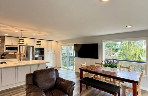 Covington House | ~Secluded Lakehouse Getaway~30 Mins from SEATAC! Renovated, Clean, Fam-Friendly!