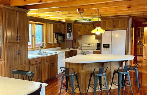 Cub Run Cabin | Secluded lakeside retreat with lake view and hot tub. Close to Mammoth Cave.
