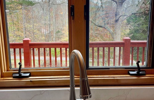 Cub Run Cabin | Secluded lakeside retreat with lake view and hot tub. Close to Mammoth Cave.