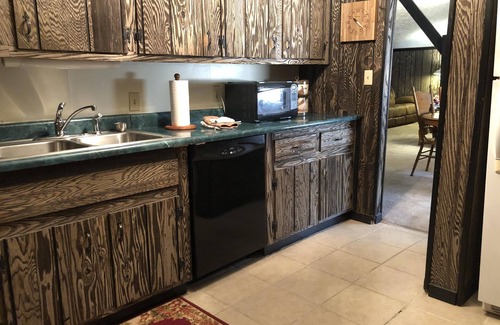 Campton Cabin | Secluded Large Group Cabin with a hot tub and wi-fi