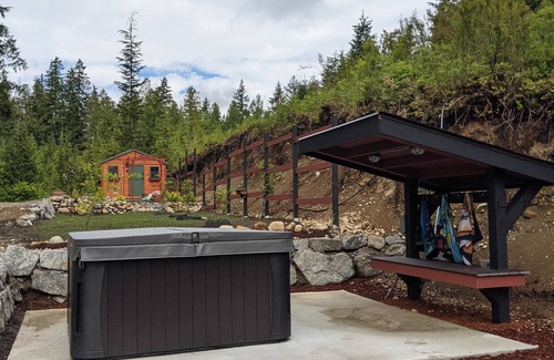 Sultan Apartment | Secluded lodge apt with hot tub in Cascade Mtn foothills Sultan Wash. Sleeps 4.