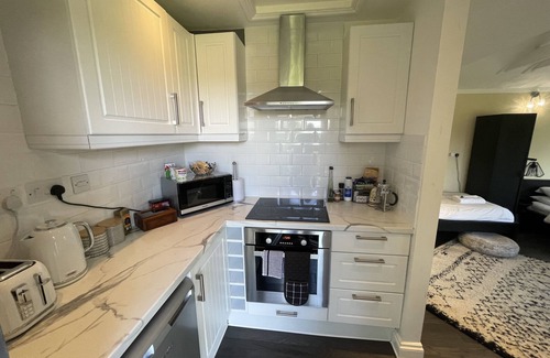 Brighton Cabin | Secluded Lodge at the top of the garden. Free Parking, Dog Friendly £20 per pet