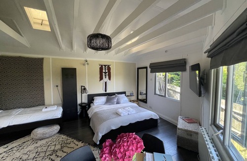 Brighton Cabin | Secluded Lodge at the top of the garden. Free Parking, Dog Friendly £20 per pet