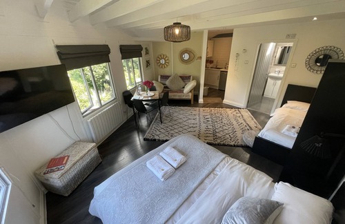 Brighton Cabin | Secluded Lodge at the top of the garden. Free Parking, Dog Friendly £20 per pet