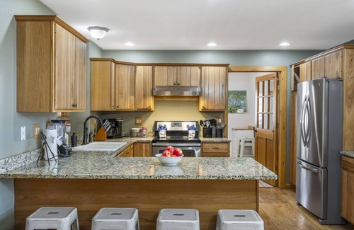 Ridgedale Cabin | Secluded Log Cabin, Billiards, Lake Views, Free Daily Attraction Tickets, Close to Big Cedar!