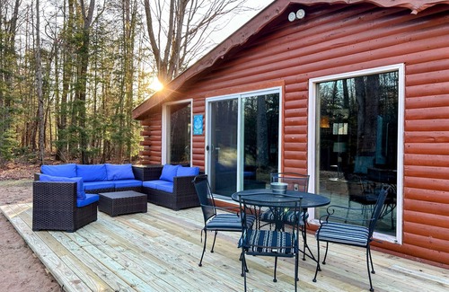 Escanaba Cabin | Secluded Log Cabin on 10 acres