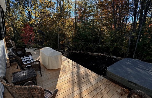 Fletcher House | Secluded Luxury, 2 King Bed, Hot Tub + Fireplace, 21+, Near Biltmore and Airport