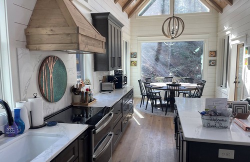 Ellijay Cabin | Secluded Luxury 4-bedroom, 3.5 Bath, Creek House Cabin in Ellijay