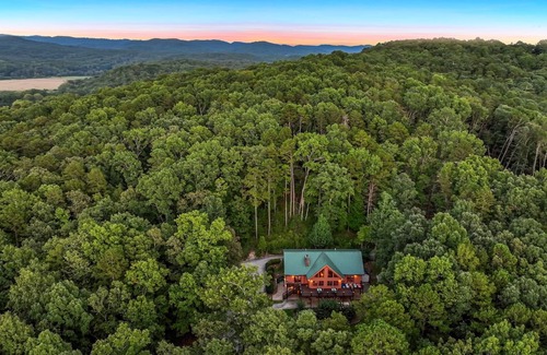 Sautee Nacoochee Cabin | Secluded Mountain Lodge & Waterfront Cabin w/King Beds, Firepit, Game Room.